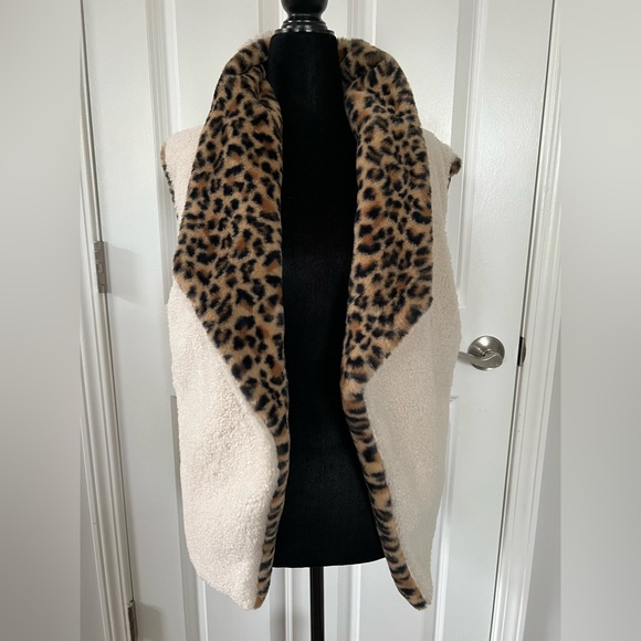 Johnston & Murphy Women's Reversible Animal-Print Faux-Fur/Sherpa Vest - Small - Picture 5 of 7